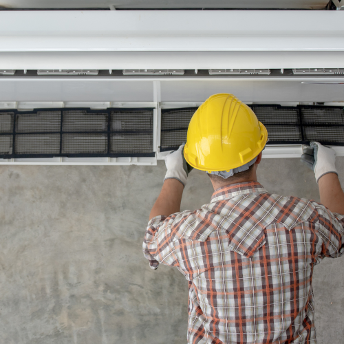 Technicien installant une climatisation